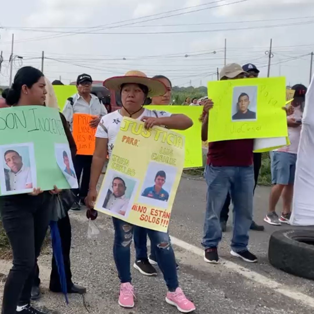 Bloqueo carretero de familiares de policías detenidos en Ixhuatlán del Sureste
